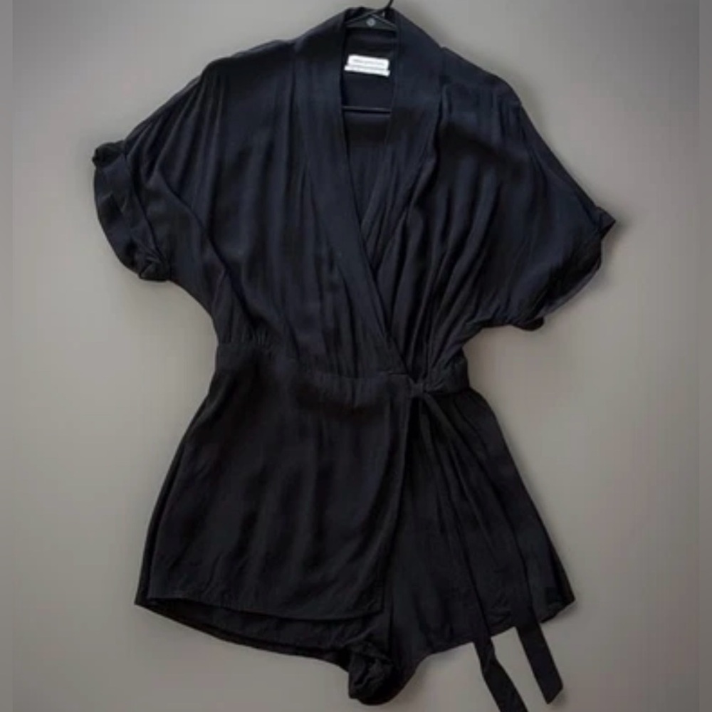 Urban Outfitters Romper Women’s Medium Blk Wrap Side Tie Waist Beach/Vaca Vibe